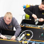 Laserreinigen
Berührungsfreies Reinigen
Gründlich, schnell und materialschonend.

Diese neue und innovative Lasertechnologie revolutioniert den industriellen, aber auch den privaten Sektor: Verunreinigte Maschinen, Motoren, Werkzeuge und Formen, Bauteile, Turbinen u.v.a. werden nun vollständig gereinigt, regeneriert und sind anschließend wieder zu 100% einsatzfähig. Denn mit der gebündelten Kraft unseres Lasers, entfernen wir für Sie mühelos Rost, Farben und Lacke, Öl, Ruß, Beschichtungen, Oxide und viele andere Verunreinigungen von Metall, Holz, Kunststoff, Naturstein oder Beton.

Durch diese neu entwickelte Reinigungstechnik wird die Oberfläche des Grund-materials nicht beschädigt und es entsteht auch keine Kantenverrundung. Der Laser hat eine spezielle Wellenlänge, die nur auf Schmutz jeglicher Art reagiert und diesen gründlich, schnell, kostengünstig und materialschonend abträgt. Mit dieser neuen Technologie reinigen wir für Sie, berührungsfrei gezielt Bereiche, die sonst schwer oder überhaupt nicht zugänglich wären.

Entdecken Sie mit uns eine ganz neue Dimension von Refurbishment…

Technologie Laserreinigen

Bei der Laserreinigung – oder Ablation – wird unerwünschtes Material auf einer festen Oberfläche mit einem Laserstrahl berührungsfrei entfernt. Das unerwünschte Material absorbiert die Energie des Laserstrahls und wird dabei so schnell erhitzt das jeglicher Schmutz einfach rückstandsfrei verdampft.

Da das Grundmaterial darunter keine Energie absorbiert, wird dieses nicht beschädigt. Durch feinjustieren der Impulsleistung, der Abtastgeschwindigkeit und des Reinigungsmusters kann die Materialmenge, die durch einen einzelnen Laserimpuls entfernt wird, mit äußerster Präzision gesteuert werden.

Ob klassische Entrostung von Metalloberflächen, Entfernen von KTL-Beschichtungen, Reinigung von Werkzeug- und Kunststoffspritzformen, Restaurierung von Motoren-, Oldtimer- und KFZ-Teilen oder die Reinigung von Windkraftturbinen –