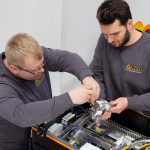 Laserreinigen
Berührungsfreies Reinigen
Gründlich, schnell und materialschonend.

Diese neue und innovative Lasertechnologie revolutioniert den industriellen, aber auch den privaten Sektor: Verunreinigte Maschinen, Motoren, Werkzeuge und Formen, Bauteile, Turbinen u.v.a. werden nun vollständig gereinigt, regeneriert und sind anschließend wieder zu 100% einsatzfähig. Denn mit der gebündelten Kraft unseres Lasers, entfernen wir für Sie mühelos Rost, Farben und Lacke, Öl, Ruß, Beschichtungen, Oxide und viele andere Verunreinigungen von Metall, Holz, Kunststoff, Naturstein oder Beton.

Durch diese neu entwickelte Reinigungstechnik wird die Oberfläche des Grund-materials nicht beschädigt und es entsteht auch keine Kantenverrundung. Der Laser hat eine spezielle Wellenlänge, die nur auf Schmutz jeglicher Art reagiert und diesen gründlich, schnell, kostengünstig und materialschonend abträgt. Mit dieser neuen Technologie reinigen wir für Sie, berührungsfrei gezielt Bereiche, die sonst schwer oder überhaupt nicht zugänglich wären.

Entdecken Sie mit uns eine ganz neue Dimension von Refurbishment…

Technologie Laserreinigen

Bei der Laserreinigung – oder Ablation – wird unerwünschtes Material auf einer festen Oberfläche mit einem Laserstrahl berührungsfrei entfernt. Das unerwünschte Material absorbiert die Energie des Laserstrahls und wird dabei so schnell erhitzt das jeglicher Schmutz einfach rückstandsfrei verdampft.

Da das Grundmaterial darunter keine Energie absorbiert, wird dieses nicht beschädigt. Durch feinjustieren der Impulsleistung, der Abtastgeschwindigkeit und des Reinigungsmusters kann die Materialmenge, die durch einen einzelnen Laserimpuls entfernt wird, mit äußerster Präzision gesteuert werden.

Ob klassische Entrostung von Metalloberflächen, Entfernen von KTL-Beschichtungen, Reinigung von Werkzeug- und Kunststoffspritzformen, Restaurierung von Motoren-, Oldtimer- und KFZ-Teilen oder die Reinigung von Windkraftturbinen –