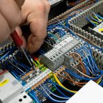 Laserreinigen
Berührungsfreies Reinigen
Gründlich, schnell und materialschonend.

Diese neue und innovative Lasertechnologie revolutioniert den industriellen, aber auch den privaten Sektor: Verunreinigte Maschinen, Motoren, Werkzeuge und Formen, Bauteile, Turbinen u.v.a. werden nun vollständig gereinigt, regeneriert und sind anschließend wieder zu 100% einsatzfähig. Denn mit der gebündelten Kraft unseres Lasers, entfernen wir für Sie mühelos Rost, Farben und Lacke, Öl, Ruß, Beschichtungen, Oxide und viele andere Verunreinigungen von Metall, Holz, Kunststoff, Naturstein oder Beton.

Durch diese neu entwickelte Reinigungstechnik wird die Oberfläche des Grund-materials nicht beschädigt und es entsteht auch keine Kantenverrundung. Der Laser hat eine spezielle Wellenlänge, die nur auf Schmutz jeglicher Art reagiert und diesen gründlich, schnell, kostengünstig und materialschonend abträgt. Mit dieser neuen Technologie reinigen wir für Sie, berührungsfrei gezielt Bereiche, die sonst schwer oder überhaupt nicht zugänglich wären.

Entdecken Sie mit uns eine ganz neue Dimension von Refurbishment…

Technologie Laserreinigen

Bei der Laserreinigung – oder Ablation – wird unerwünschtes Material auf einer festen Oberfläche mit einem Laserstrahl berührungsfrei entfernt. Das unerwünschte Material absorbiert die Energie des Laserstrahls und wird dabei so schnell erhitzt das jeglicher Schmutz einfach rückstandsfrei verdampft.

Da das Grundmaterial darunter keine Energie absorbiert, wird dieses nicht beschädigt. Durch feinjustieren der Impulsleistung, der Abtastgeschwindigkeit und des Reinigungsmusters kann die Materialmenge, die durch einen einzelnen Laserimpuls entfernt wird, mit äußerster Präzision gesteuert werden.

Ob klassische Entrostung von Metalloberflächen, Entfernen von KTL-Beschichtungen, Reinigung von Werkzeug- und Kunststoffspritzformen, Restaurierung von Motoren-, Oldtimer- und KFZ-Teilen oder die Reinigung von Windkraftturbinen –