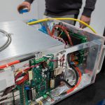 Laserreinigen
Berührungsfreies Reinigen
Gründlich, schnell und materialschonend.

Diese neue und innovative Lasertechnologie revolutioniert den industriellen, aber auch den privaten Sektor: Verunreinigte Maschinen, Motoren, Werkzeuge und Formen, Bauteile, Turbinen u.v.a. werden nun vollständig gereinigt, regeneriert und sind anschließend wieder zu 100% einsatzfähig. Denn mit der gebündelten Kraft unseres Lasers, entfernen wir für Sie mühelos Rost, Farben und Lacke, Öl, Ruß, Beschichtungen, Oxide und viele andere Verunreinigungen von Metall, Holz, Kunststoff, Naturstein oder Beton.

Durch diese neu entwickelte Reinigungstechnik wird die Oberfläche des Grund-materials nicht beschädigt und es entsteht auch keine Kantenverrundung. Der Laser hat eine spezielle Wellenlänge, die nur auf Schmutz jeglicher Art reagiert und diesen gründlich, schnell, kostengünstig und materialschonend abträgt. Mit dieser neuen Technologie reinigen wir für Sie, berührungsfrei gezielt Bereiche, die sonst schwer oder überhaupt nicht zugänglich wären.

Entdecken Sie mit uns eine ganz neue Dimension von Refurbishment…

Technologie Laserreinigen

Bei der Laserreinigung – oder Ablation – wird unerwünschtes Material auf einer festen Oberfläche mit einem Laserstrahl berührungsfrei entfernt. Das unerwünschte Material absorbiert die Energie des Laserstrahls und wird dabei so schnell erhitzt das jeglicher Schmutz einfach rückstandsfrei verdampft.

Da das Grundmaterial darunter keine Energie absorbiert, wird dieses nicht beschädigt. Durch feinjustieren der Impulsleistung, der Abtastgeschwindigkeit und des Reinigungsmusters kann die Materialmenge, die durch einen einzelnen Laserimpuls entfernt wird, mit äußerster Präzision gesteuert werden.

Ob klassische Entrostung von Metalloberflächen, Entfernen von KTL-Beschichtungen, Reinigung von Werkzeug- und Kunststoffspritzformen, Restaurierung von Motoren-, Oldtimer- und KFZ-Teilen oder die Reinigung von Windkraftturbinen –