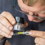 Laserreinigen
Berührungsfreies Reinigen
Gründlich, schnell und materialschonend.

Diese neue und innovative Lasertechnologie revolutioniert den industriellen, aber auch den privaten Sektor: Verunreinigte Maschinen, Motoren, Werkzeuge und Formen, Bauteile, Turbinen u.v.a. werden nun vollständig gereinigt, regeneriert und sind anschließend wieder zu 100% einsatzfähig. Denn mit der gebündelten Kraft unseres Lasers, entfernen wir für Sie mühelos Rost, Farben und Lacke, Öl, Ruß, Beschichtungen, Oxide und viele andere Verunreinigungen von Metall, Holz, Kunststoff, Naturstein oder Beton.

Durch diese neu entwickelte Reinigungstechnik wird die Oberfläche des Grund-materials nicht beschädigt und es entsteht auch keine Kantenverrundung. Der Laser hat eine spezielle Wellenlänge, die nur auf Schmutz jeglicher Art reagiert und diesen gründlich, schnell, kostengünstig und materialschonend abträgt. Mit dieser neuen Technologie reinigen wir für Sie, berührungsfrei gezielt Bereiche, die sonst schwer oder überhaupt nicht zugänglich wären.

Entdecken Sie mit uns eine ganz neue Dimension von Refurbishment…

Technologie Laserreinigen

Bei der Laserreinigung – oder Ablation – wird unerwünschtes Material auf einer festen Oberfläche mit einem Laserstrahl berührungsfrei entfernt. Das unerwünschte Material absorbiert die Energie des Laserstrahls und wird dabei so schnell erhitzt das jeglicher Schmutz einfach rückstandsfrei verdampft.

Da das Grundmaterial darunter keine Energie absorbiert, wird dieses nicht beschädigt. Durch feinjustieren der Impulsleistung, der Abtastgeschwindigkeit und des Reinigungsmusters kann die Materialmenge, die durch einen einzelnen Laserimpuls entfernt wird, mit äußerster Präzision gesteuert werden.

Ob klassische Entrostung von Metalloberflächen, Entfernen von KTL-Beschichtungen, Reinigung von Werkzeug- und Kunststoffspritzformen, Restaurierung von Motoren-, Oldtimer- und KFZ-Teilen oder die Reinigung von Windkraftturbinen –