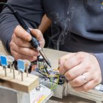 Laserreinigen
Berührungsfreies Reinigen
Gründlich, schnell und materialschonend.

Diese neue und innovative Lasertechnologie revolutioniert den industriellen, aber auch den privaten Sektor: Verunreinigte Maschinen, Motoren, Werkzeuge und Formen, Bauteile, Turbinen u.v.a. werden nun vollständig gereinigt, regeneriert und sind anschließend wieder zu 100% einsatzfähig. Denn mit der gebündelten Kraft unseres Lasers, entfernen wir für Sie mühelos Rost, Farben und Lacke, Öl, Ruß, Beschichtungen, Oxide und viele andere Verunreinigungen von Metall, Holz, Kunststoff, Naturstein oder Beton.

Durch diese neu entwickelte Reinigungstechnik wird die Oberfläche des Grund-materials nicht beschädigt und es entsteht auch keine Kantenverrundung. Der Laser hat eine spezielle Wellenlänge, die nur auf Schmutz jeglicher Art reagiert und diesen gründlich, schnell, kostengünstig und materialschonend abträgt. Mit dieser neuen Technologie reinigen wir für Sie, berührungsfrei gezielt Bereiche, die sonst schwer oder überhaupt nicht zugänglich wären.

Entdecken Sie mit uns eine ganz neue Dimension von Refurbishment…

Technologie Laserreinigen

Bei der Laserreinigung – oder Ablation – wird unerwünschtes Material auf einer festen Oberfläche mit einem Laserstrahl berührungsfrei entfernt. Das unerwünschte Material absorbiert die Energie des Laserstrahls und wird dabei so schnell erhitzt das jeglicher Schmutz einfach rückstandsfrei verdampft.

Da das Grundmaterial darunter keine Energie absorbiert, wird dieses nicht beschädigt. Durch feinjustieren der Impulsleistung, der Abtastgeschwindigkeit und des Reinigungsmusters kann die Materialmenge, die durch einen einzelnen Laserimpuls entfernt wird, mit äußerster Präzision gesteuert werden.

Ob klassische Entrostung von Metalloberflächen, Entfernen von KTL-Beschichtungen, Reinigung von Werkzeug- und Kunststoffspritzformen, Restaurierung von Motoren-, Oldtimer- und KFZ-Teilen oder die Reinigung von Windkraftturbinen –