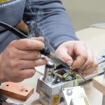 Laserreinigen
Berührungsfreies Reinigen
Gründlich, schnell und materialschonend.

Diese neue und innovative Lasertechnologie revolutioniert den industriellen, aber auch den privaten Sektor: Verunreinigte Maschinen, Motoren, Werkzeuge und Formen, Bauteile, Turbinen u.v.a. werden nun vollständig gereinigt, regeneriert und sind anschließend wieder zu 100% einsatzfähig. Denn mit der gebündelten Kraft unseres Lasers, entfernen wir für Sie mühelos Rost, Farben und Lacke, Öl, Ruß, Beschichtungen, Oxide und viele andere Verunreinigungen von Metall, Holz, Kunststoff, Naturstein oder Beton.

Durch diese neu entwickelte Reinigungstechnik wird die Oberfläche des Grund-materials nicht beschädigt und es entsteht auch keine Kantenverrundung. Der Laser hat eine spezielle Wellenlänge, die nur auf Schmutz jeglicher Art reagiert und diesen gründlich, schnell, kostengünstig und materialschonend abträgt. Mit dieser neuen Technologie reinigen wir für Sie, berührungsfrei gezielt Bereiche, die sonst schwer oder überhaupt nicht zugänglich wären.

Entdecken Sie mit uns eine ganz neue Dimension von Refurbishment…

Technologie Laserreinigen

Bei der Laserreinigung – oder Ablation – wird unerwünschtes Material auf einer festen Oberfläche mit einem Laserstrahl berührungsfrei entfernt. Das unerwünschte Material absorbiert die Energie des Laserstrahls und wird dabei so schnell erhitzt das jeglicher Schmutz einfach rückstandsfrei verdampft.

Da das Grundmaterial darunter keine Energie absorbiert, wird dieses nicht beschädigt. Durch feinjustieren der Impulsleistung, der Abtastgeschwindigkeit und des Reinigungsmusters kann die Materialmenge, die durch einen einzelnen Laserimpuls entfernt wird, mit äußerster Präzision gesteuert werden.

Ob klassische Entrostung von Metalloberflächen, Entfernen von KTL-Beschichtungen, Reinigung von Werkzeug- und Kunststoffspritzformen, Restaurierung von Motoren-, Oldtimer- und KFZ-Teilen oder die Reinigung von Windkraftturbinen –