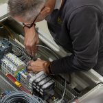 Laserreinigen
Berührungsfreies Reinigen
Gründlich, schnell und materialschonend.

Diese neue und innovative Lasertechnologie revolutioniert den industriellen, aber auch den privaten Sektor: Verunreinigte Maschinen, Motoren, Werkzeuge und Formen, Bauteile, Turbinen u.v.a. werden nun vollständig gereinigt, regeneriert und sind anschließend wieder zu 100% einsatzfähig. Denn mit der gebündelten Kraft unseres Lasers, entfernen wir für Sie mühelos Rost, Farben und Lacke, Öl, Ruß, Beschichtungen, Oxide und viele andere Verunreinigungen von Metall, Holz, Kunststoff, Naturstein oder Beton.

Durch diese neu entwickelte Reinigungstechnik wird die Oberfläche des Grund-materials nicht beschädigt und es entsteht auch keine Kantenverrundung. Der Laser hat eine spezielle Wellenlänge, die nur auf Schmutz jeglicher Art reagiert und diesen gründlich, schnell, kostengünstig und materialschonend abträgt. Mit dieser neuen Technologie reinigen wir für Sie, berührungsfrei gezielt Bereiche, die sonst schwer oder überhaupt nicht zugänglich wären.

Entdecken Sie mit uns eine ganz neue Dimension von Refurbishment…

Technologie Laserreinigen

Bei der Laserreinigung – oder Ablation – wird unerwünschtes Material auf einer festen Oberfläche mit einem Laserstrahl berührungsfrei entfernt. Das unerwünschte Material absorbiert die Energie des Laserstrahls und wird dabei so schnell erhitzt das jeglicher Schmutz einfach rückstandsfrei verdampft.

Da das Grundmaterial darunter keine Energie absorbiert, wird dieses nicht beschädigt. Durch feinjustieren der Impulsleistung, der Abtastgeschwindigkeit und des Reinigungsmusters kann die Materialmenge, die durch einen einzelnen Laserimpuls entfernt wird, mit äußerster Präzision gesteuert werden.

Ob klassische Entrostung von Metalloberflächen, Entfernen von KTL-Beschichtungen, Reinigung von Werkzeug- und Kunststoffspritzformen, Restaurierung von Motoren-, Oldtimer- und KFZ-Teilen oder die Reinigung von Windkraftturbinen –