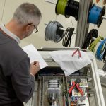 Laserreinigen
Berührungsfreies Reinigen
Gründlich, schnell und materialschonend.

Diese neue und innovative Lasertechnologie revolutioniert den industriellen, aber auch den privaten Sektor: Verunreinigte Maschinen, Motoren, Werkzeuge und Formen, Bauteile, Turbinen u.v.a. werden nun vollständig gereinigt, regeneriert und sind anschließend wieder zu 100% einsatzfähig. Denn mit der gebündelten Kraft unseres Lasers, entfernen wir für Sie mühelos Rost, Farben und Lacke, Öl, Ruß, Beschichtungen, Oxide und viele andere Verunreinigungen von Metall, Holz, Kunststoff, Naturstein oder Beton.

Durch diese neu entwickelte Reinigungstechnik wird die Oberfläche des Grund-materials nicht beschädigt und es entsteht auch keine Kantenverrundung. Der Laser hat eine spezielle Wellenlänge, die nur auf Schmutz jeglicher Art reagiert und diesen gründlich, schnell, kostengünstig und materialschonend abträgt. Mit dieser neuen Technologie reinigen wir für Sie, berührungsfrei gezielt Bereiche, die sonst schwer oder überhaupt nicht zugänglich wären.

Entdecken Sie mit uns eine ganz neue Dimension von Refurbishment…

Technologie Laserreinigen

Bei der Laserreinigung – oder Ablation – wird unerwünschtes Material auf einer festen Oberfläche mit einem Laserstrahl berührungsfrei entfernt. Das unerwünschte Material absorbiert die Energie des Laserstrahls und wird dabei so schnell erhitzt das jeglicher Schmutz einfach rückstandsfrei verdampft.

Da das Grundmaterial darunter keine Energie absorbiert, wird dieses nicht beschädigt. Durch feinjustieren der Impulsleistung, der Abtastgeschwindigkeit und des Reinigungsmusters kann die Materialmenge, die durch einen einzelnen Laserimpuls entfernt wird, mit äußerster Präzision gesteuert werden.

Ob klassische Entrostung von Metalloberflächen, Entfernen von KTL-Beschichtungen, Reinigung von Werkzeug- und Kunststoffspritzformen, Restaurierung von Motoren-, Oldtimer- und KFZ-Teilen oder die Reinigung von Windkraftturbinen –