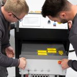 Laserreinigen
Berührungsfreies Reinigen
Gründlich, schnell und materialschonend.

Diese neue und innovative Lasertechnologie revolutioniert den industriellen, aber auch den privaten Sektor: Verunreinigte Maschinen, Motoren, Werkzeuge und Formen, Bauteile, Turbinen u.v.a. werden nun vollständig gereinigt, regeneriert und sind anschließend wieder zu 100% einsatzfähig. Denn mit der gebündelten Kraft unseres Lasers, entfernen wir für Sie mühelos Rost, Farben und Lacke, Öl, Ruß, Beschichtungen, Oxide und viele andere Verunreinigungen von Metall, Holz, Kunststoff, Naturstein oder Beton.

Durch diese neu entwickelte Reinigungstechnik wird die Oberfläche des Grund-materials nicht beschädigt und es entsteht auch keine Kantenverrundung. Der Laser hat eine spezielle Wellenlänge, die nur auf Schmutz jeglicher Art reagiert und diesen gründlich, schnell, kostengünstig und materialschonend abträgt. Mit dieser neuen Technologie reinigen wir für Sie, berührungsfrei gezielt Bereiche, die sonst schwer oder überhaupt nicht zugänglich wären.

Entdecken Sie mit uns eine ganz neue Dimension von Refurbishment…

Technologie Laserreinigen

Bei der Laserreinigung – oder Ablation – wird unerwünschtes Material auf einer festen Oberfläche mit einem Laserstrahl berührungsfrei entfernt. Das unerwünschte Material absorbiert die Energie des Laserstrahls und wird dabei so schnell erhitzt das jeglicher Schmutz einfach rückstandsfrei verdampft.

Da das Grundmaterial darunter keine Energie absorbiert, wird dieses nicht beschädigt. Durch feinjustieren der Impulsleistung, der Abtastgeschwindigkeit und des Reinigungsmusters kann die Materialmenge, die durch einen einzelnen Laserimpuls entfernt wird, mit äußerster Präzision gesteuert werden.

Ob klassische Entrostung von Metalloberflächen, Entfernen von KTL-Beschichtungen, Reinigung von Werkzeug- und Kunststoffspritzformen, Restaurierung von Motoren-, Oldtimer- und KFZ-Teilen oder die Reinigung von Windkraftturbinen –