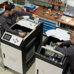 Laserreinigen
Berührungsfreies Reinigen
Gründlich, schnell und materialschonend.

Diese neue und innovative Lasertechnologie revolutioniert den industriellen, aber auch den privaten Sektor: Verunreinigte Maschinen, Motoren, Werkzeuge und Formen, Bauteile, Turbinen u.v.a. werden nun vollständig gereinigt, regeneriert und sind anschließend wieder zu 100% einsatzfähig. Denn mit der gebündelten Kraft unseres Lasers, entfernen wir für Sie mühelos Rost, Farben und Lacke, Öl, Ruß, Beschichtungen, Oxide und viele andere Verunreinigungen von Metall, Holz, Kunststoff, Naturstein oder Beton.

Durch diese neu entwickelte Reinigungstechnik wird die Oberfläche des Grund-materials nicht beschädigt und es entsteht auch keine Kantenverrundung. Der Laser hat eine spezielle Wellenlänge, die nur auf Schmutz jeglicher Art reagiert und diesen gründlich, schnell, kostengünstig und materialschonend abträgt. Mit dieser neuen Technologie reinigen wir für Sie, berührungsfrei gezielt Bereiche, die sonst schwer oder überhaupt nicht zugänglich wären.

Entdecken Sie mit uns eine ganz neue Dimension von Refurbishment…

Technologie Laserreinigen

Bei der Laserreinigung – oder Ablation – wird unerwünschtes Material auf einer festen Oberfläche mit einem Laserstrahl berührungsfrei entfernt. Das unerwünschte Material absorbiert die Energie des Laserstrahls und wird dabei so schnell erhitzt das jeglicher Schmutz einfach rückstandsfrei verdampft.

Da das Grundmaterial darunter keine Energie absorbiert, wird dieses nicht beschädigt. Durch feinjustieren der Impulsleistung, der Abtastgeschwindigkeit und des Reinigungsmusters kann die Materialmenge, die durch einen einzelnen Laserimpuls entfernt wird, mit äußerster Präzision gesteuert werden.

Ob klassische Entrostung von Metalloberflächen, Entfernen von KTL-Beschichtungen, Reinigung von Werkzeug- und Kunststoffspritzformen, Restaurierung von Motoren-, Oldtimer- und KFZ-Teilen oder die Reinigung von Windkraftturbinen –