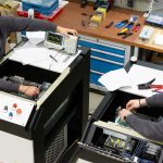Laserreinigen
Berührungsfreies Reinigen
Gründlich, schnell und materialschonend.

Diese neue und innovative Lasertechnologie revolutioniert den industriellen, aber auch den privaten Sektor: Verunreinigte Maschinen, Motoren, Werkzeuge und Formen, Bauteile, Turbinen u.v.a. werden nun vollständig gereinigt, regeneriert und sind anschließend wieder zu 100% einsatzfähig. Denn mit der gebündelten Kraft unseres Lasers, entfernen wir für Sie mühelos Rost, Farben und Lacke, Öl, Ruß, Beschichtungen, Oxide und viele andere Verunreinigungen von Metall, Holz, Kunststoff, Naturstein oder Beton.

Durch diese neu entwickelte Reinigungstechnik wird die Oberfläche des Grund-materials nicht beschädigt und es entsteht auch keine Kantenverrundung. Der Laser hat eine spezielle Wellenlänge, die nur auf Schmutz jeglicher Art reagiert und diesen gründlich, schnell, kostengünstig und materialschonend abträgt. Mit dieser neuen Technologie reinigen wir für Sie, berührungsfrei gezielt Bereiche, die sonst schwer oder überhaupt nicht zugänglich wären.

Entdecken Sie mit uns eine ganz neue Dimension von Refurbishment…

Technologie Laserreinigen

Bei der Laserreinigung – oder Ablation – wird unerwünschtes Material auf einer festen Oberfläche mit einem Laserstrahl berührungsfrei entfernt. Das unerwünschte Material absorbiert die Energie des Laserstrahls und wird dabei so schnell erhitzt das jeglicher Schmutz einfach rückstandsfrei verdampft.

Da das Grundmaterial darunter keine Energie absorbiert, wird dieses nicht beschädigt. Durch feinjustieren der Impulsleistung, der Abtastgeschwindigkeit und des Reinigungsmusters kann die Materialmenge, die durch einen einzelnen Laserimpuls entfernt wird, mit äußerster Präzision gesteuert werden.

Ob klassische Entrostung von Metalloberflächen, Entfernen von KTL-Beschichtungen, Reinigung von Werkzeug- und Kunststoffspritzformen, Restaurierung von Motoren-, Oldtimer- und KFZ-Teilen oder die Reinigung von Windkraftturbinen –