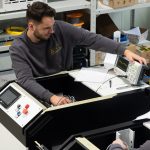 Laserreinigen
Berührungsfreies Reinigen
Gründlich, schnell und materialschonend.

Diese neue und innovative Lasertechnologie revolutioniert den industriellen, aber auch den privaten Sektor: Verunreinigte Maschinen, Motoren, Werkzeuge und Formen, Bauteile, Turbinen u.v.a. werden nun vollständig gereinigt, regeneriert und sind anschließend wieder zu 100% einsatzfähig. Denn mit der gebündelten Kraft unseres Lasers, entfernen wir für Sie mühelos Rost, Farben und Lacke, Öl, Ruß, Beschichtungen, Oxide und viele andere Verunreinigungen von Metall, Holz, Kunststoff, Naturstein oder Beton.

Durch diese neu entwickelte Reinigungstechnik wird die Oberfläche des Grund-materials nicht beschädigt und es entsteht auch keine Kantenverrundung. Der Laser hat eine spezielle Wellenlänge, die nur auf Schmutz jeglicher Art reagiert und diesen gründlich, schnell, kostengünstig und materialschonend abträgt. Mit dieser neuen Technologie reinigen wir für Sie, berührungsfrei gezielt Bereiche, die sonst schwer oder überhaupt nicht zugänglich wären.

Entdecken Sie mit uns eine ganz neue Dimension von Refurbishment…

Technologie Laserreinigen

Bei der Laserreinigung – oder Ablation – wird unerwünschtes Material auf einer festen Oberfläche mit einem Laserstrahl berührungsfrei entfernt. Das unerwünschte Material absorbiert die Energie des Laserstrahls und wird dabei so schnell erhitzt das jeglicher Schmutz einfach rückstandsfrei verdampft.

Da das Grundmaterial darunter keine Energie absorbiert, wird dieses nicht beschädigt. Durch feinjustieren der Impulsleistung, der Abtastgeschwindigkeit und des Reinigungsmusters kann die Materialmenge, die durch einen einzelnen Laserimpuls entfernt wird, mit äußerster Präzision gesteuert werden.

Ob klassische Entrostung von Metalloberflächen, Entfernen von KTL-Beschichtungen, Reinigung von Werkzeug- und Kunststoffspritzformen, Restaurierung von Motoren-, Oldtimer- und KFZ-Teilen oder die Reinigung von Windkraftturbinen –