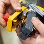 Laserreinigen
Berührungsfreies Reinigen
Gründlich, schnell und materialschonend.

Diese neue und innovative Lasertechnologie revolutioniert den industriellen, aber auch den privaten Sektor: Verunreinigte Maschinen, Motoren, Werkzeuge und Formen, Bauteile, Turbinen u.v.a. werden nun vollständig gereinigt, regeneriert und sind anschließend wieder zu 100% einsatzfähig. Denn mit der gebündelten Kraft unseres Lasers, entfernen wir für Sie mühelos Rost, Farben und Lacke, Öl, Ruß, Beschichtungen, Oxide und viele andere Verunreinigungen von Metall, Holz, Kunststoff, Naturstein oder Beton.

Durch diese neu entwickelte Reinigungstechnik wird die Oberfläche des Grund-materials nicht beschädigt und es entsteht auch keine Kantenverrundung. Der Laser hat eine spezielle Wellenlänge, die nur auf Schmutz jeglicher Art reagiert und diesen gründlich, schnell, kostengünstig und materialschonend abträgt. Mit dieser neuen Technologie reinigen wir für Sie, berührungsfrei gezielt Bereiche, die sonst schwer oder überhaupt nicht zugänglich wären.

Entdecken Sie mit uns eine ganz neue Dimension von Refurbishment…

Technologie Laserreinigen

Bei der Laserreinigung – oder Ablation – wird unerwünschtes Material auf einer festen Oberfläche mit einem Laserstrahl berührungsfrei entfernt. Das unerwünschte Material absorbiert die Energie des Laserstrahls und wird dabei so schnell erhitzt das jeglicher Schmutz einfach rückstandsfrei verdampft.

Da das Grundmaterial darunter keine Energie absorbiert, wird dieses nicht beschädigt. Durch feinjustieren der Impulsleistung, der Abtastgeschwindigkeit und des Reinigungsmusters kann die Materialmenge, die durch einen einzelnen Laserimpuls entfernt wird, mit äußerster Präzision gesteuert werden.

Ob klassische Entrostung von Metalloberflächen, Entfernen von KTL-Beschichtungen, Reinigung von Werkzeug- und Kunststoffspritzformen, Restaurierung von Motoren-, Oldtimer- und KFZ-Teilen oder die Reinigung von Windkraftturbinen –